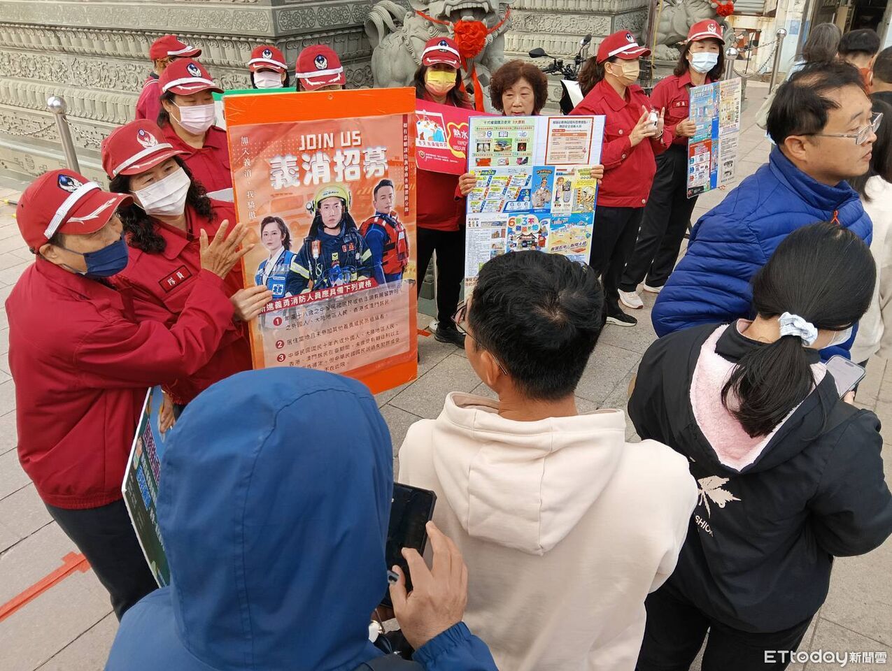 學甲慈濟宮發保生金幣迎馬年 南消三大宣導「馬到平安」