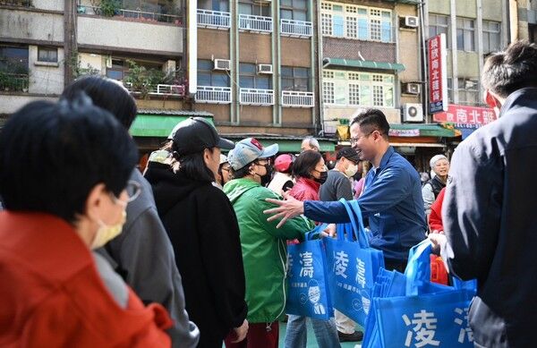 桃園南門市場年味濃 凌濤帶隊發放千份福袋春聯