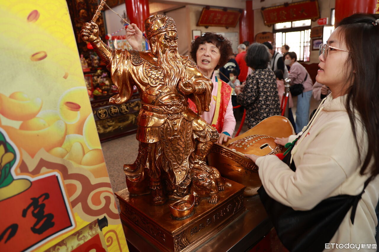 草屯敦和宮新春過平安橋求財人潮擠爆 副縣長發紅包賀新春