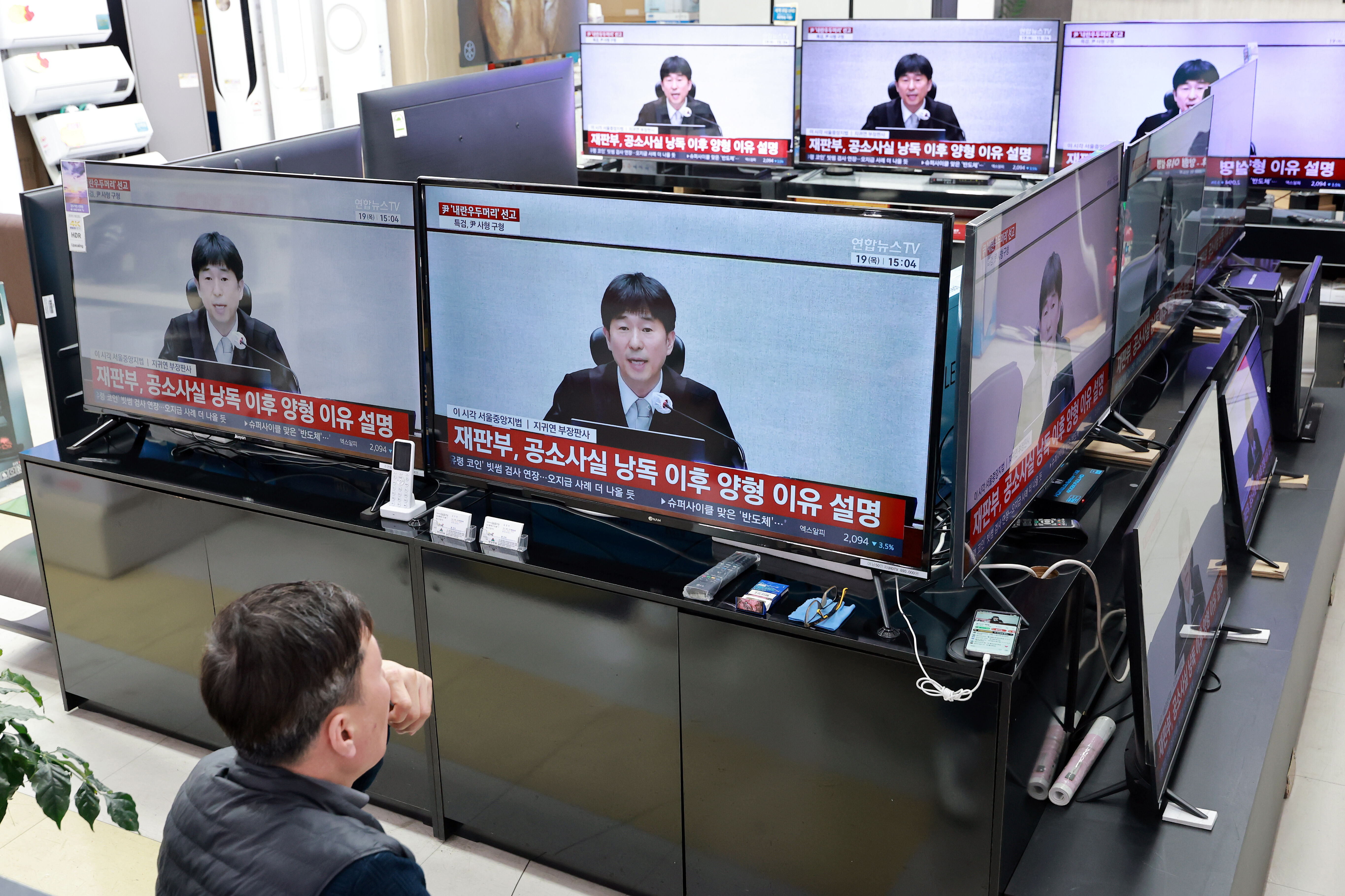 ▲▼首爾中央地方法院法官池貴然進行一審宣判,提起查理一世,當場上起歷史課。(圖/達志影像/newscom)