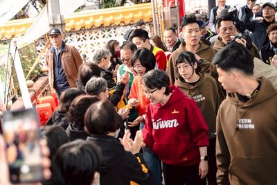 讚蘇巧慧溫暖會做事　蕭美琴曝非賣品戰貓帽T「最後一件小英拿下」