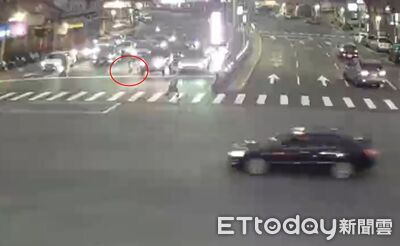 離譜畫面曝！除夕夜嫌4歲女太吵　狠父竟趕下車丟包4線大馬路