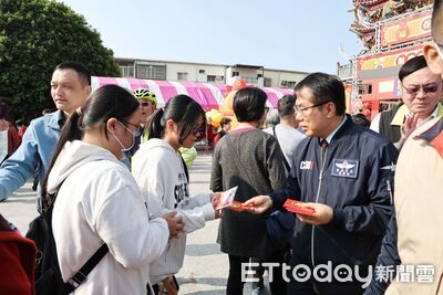 馬年拚市政好彩頭　黃偉哲初二參拜祈福喊「一馬當先」