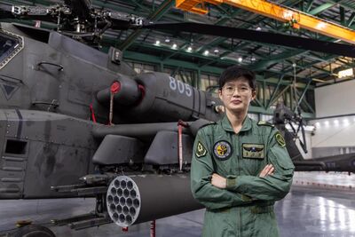 一筆簽名的重量　女空勤檢驗士官長守護阿帕契飛行安全