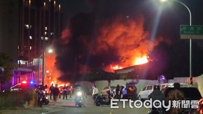 快訊／台南流當車倉庫惡火！多輛車「燒成火球」　爆炸聲狂響
