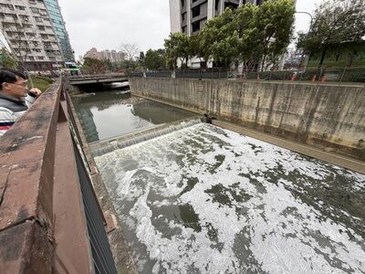 桃園南崁溪驚見泡沫污染　環保局嚴懲違規洗車場