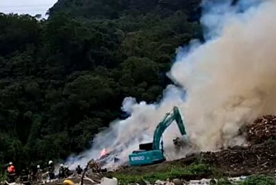 初三大火　南港垃圾掩埋場突發火災「濃煙竄天」搶滅中