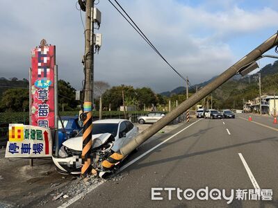 苗栗自小客台3線自撞！車頭爛毀「電桿歪了」　車內4人送醫