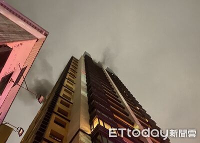台中27層大樓驚傳火警！22樓竄濃煙7人受困　勇消搶救疏散百戶