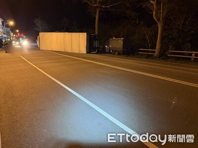 台東台11線大貨車失控!擦撞路旁7車翻覆 26歲駕駛一度受困