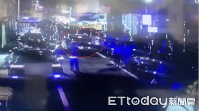 獨／汽車硬闖新樂街夜市！人海「護送」2hrs脫困...警要開罰了