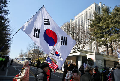 出席世紀審判！尹錫悅搭乘專車「抵達法院」　兩派人馬圍堵爆衝突