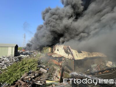 雲林褒忠資源回收場大火！黑煙直衝天際　4縣市聯手搶救