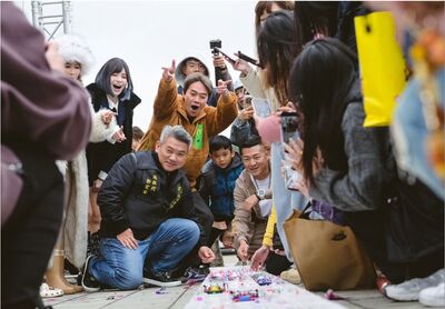走廟+親子放電！桃園護國宮遊樂園免費玩　四驅車「鑽轎底」開跑