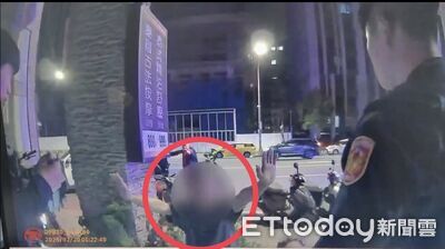 卡拉OK迎財神慘濺血！醉客持刀尋仇不成...2女店員當場被砍