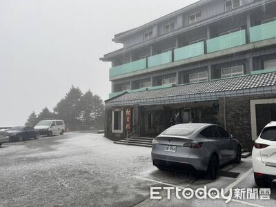 合歡山一早下冰霰了！武嶺至松雪樓路段結冰　8時起限掛雪鏈通行