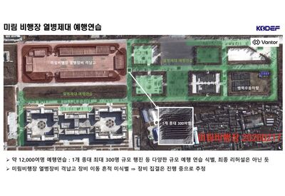 北韓大規模閱兵預演畫面曝　1.2萬名兵力集結平壤飛行場