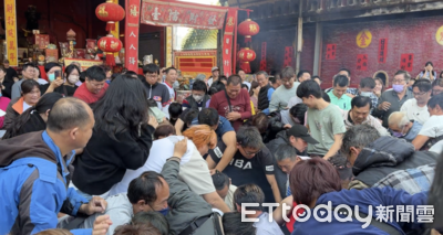 這裡最發財！八路財神廟發財大砲初四開炸　現金從天降民眾瘋搶