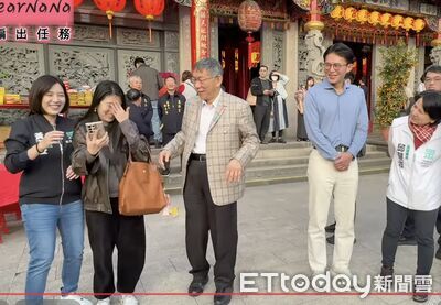 比兩顆太陽還夯!黃瀞瑩發福袋 支持者跳過柯黃兩主席邀合照