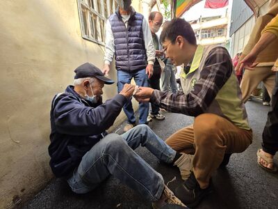 真的出事啦阿北！温世政拜廟也遇長輩昏倒　連忙化身「温醫師」救人