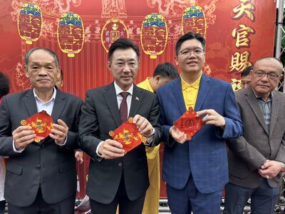 太平區現震撼人潮！江啟臣慶天宮發紅包　排隊人龍「看不見尾部」