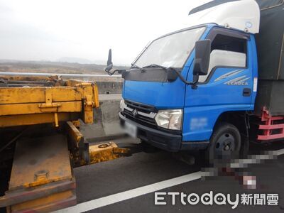 台61惡劣肇逃！拖吊車駕駛救援被撞噴　頭破大洞腳變形送醫搶命