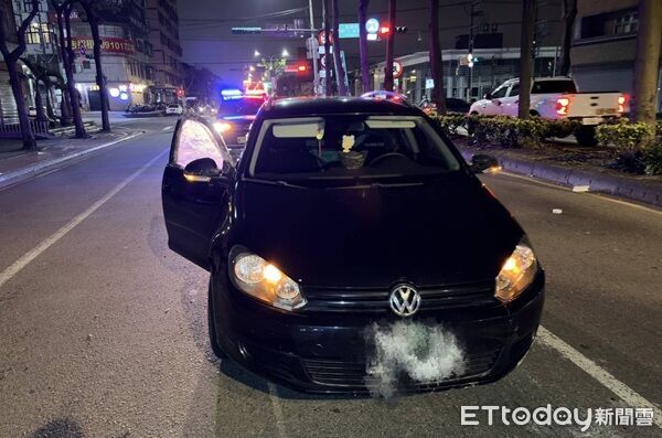 ▲被害人逃跑過程中，驚慌之餘自撞安全島。（圖／桃園警分局提供）