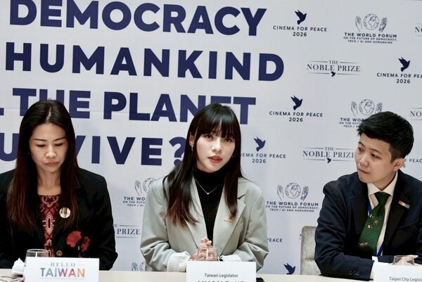 ▲▼非營利組織「哈囉台灣國際交流策進會」（Hello Taiwan）16日「世界論壇」場邊召開記者會，正式啟動全球「台灣代表處（TRO）」正名行動。（圖／立委黃捷國會辦公室提供）