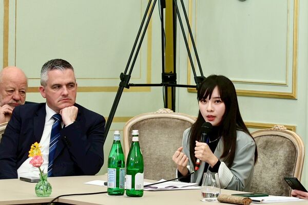 ▲▼非營利組織「哈囉台灣國際交流策進會」（Hello Taiwan）16日「世界論壇」場邊召開記者會，正式啟動全球「台灣代表處（TRO）」正名行動。（圖／立委黃捷國會辦公室提供）