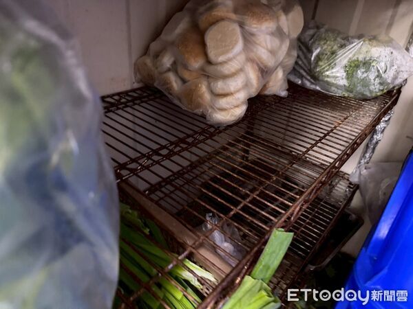 ▲▼紅豆食府天母店傳出疑似食物中毒案，衛生局前往稽查。（圖／衛生局提供）