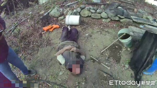 ▲獨居長者靠「舔水」維生幸被池上警消救出送醫             。（圖／記者楊晨東翻攝）