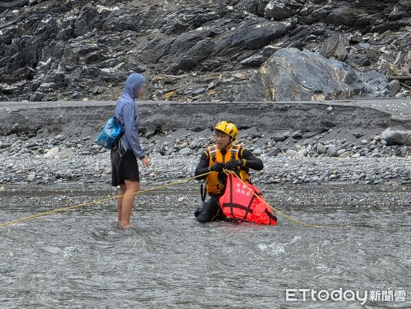 ▲台東消防空拍機結合水域戰技救出受困溯溪客。（圖／記者楊晨東翻攝）