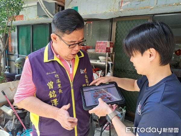 ▲南區體育路巷內民宅傳出濃煙，消防人員到場確認為瓦斯爐乾燒所致。（記者林東良翻攝，下同）