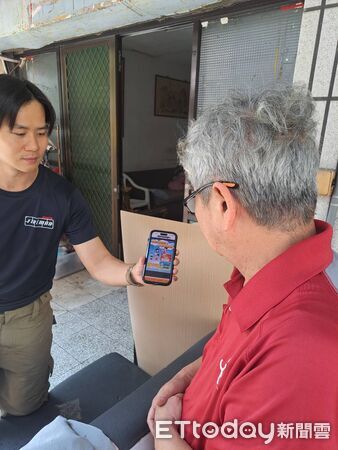 ▲南區體育路巷內民宅傳出濃煙，消防人員到場確認為瓦斯爐乾燒所致。（記者林東良翻攝，下同）