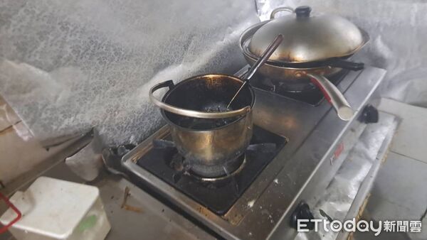 ▲南區體育路巷內民宅傳出濃煙，消防人員到場確認為瓦斯爐乾燒所致。（記者林東良翻攝，下同）