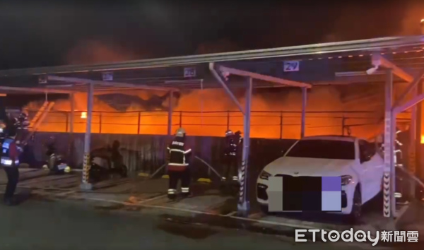 ▲台南流當車場陷火海，爆炸聲頻傳。（圖／記者林東良翻攝）