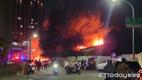 ▲▼台南安南流當車廠火災。（圖／民眾提供）