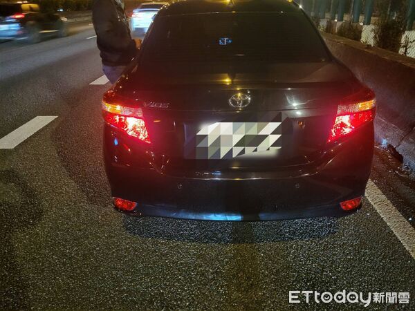 ▲▼移工誤闖國道「遭3連撞」。（圖／記者沈繼昌翻攝）