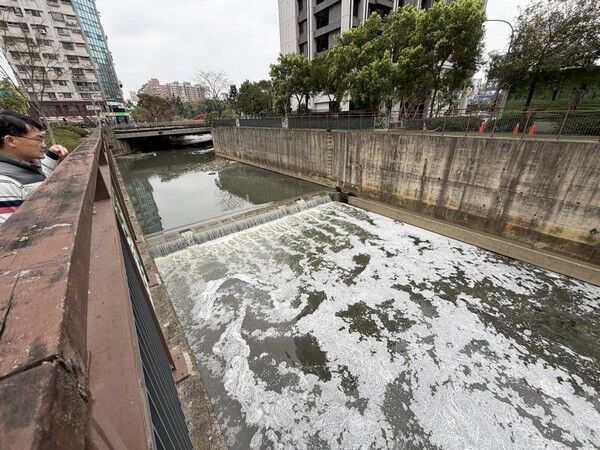 ▲桃園南崁溪大量泡沫