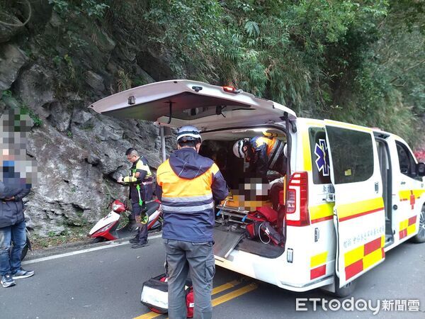 ▲女子自摔頭部受重創，警消現場急救並由救護車後送醫院搶救仍宣告不治。（圖／民眾提供）