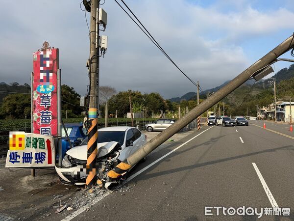 ▲▼苗栗獅潭台3線122.4公里小客車自撞電桿，4傷送醫。（圖／記者楊永盛翻攝）