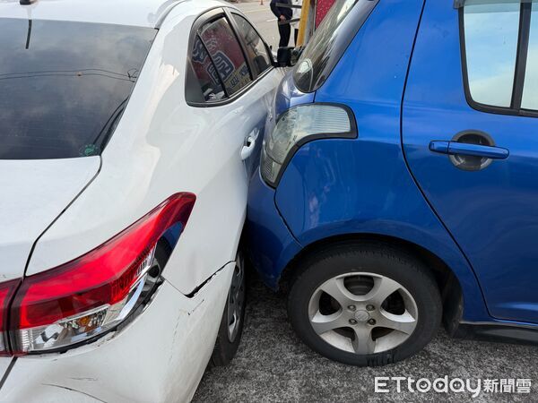 ▲▼苗栗獅潭台3線122.4公里小客車自撞電桿，4傷送醫。（圖／記者楊永盛翻攝）