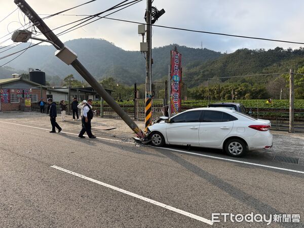 ▲▼苗栗獅潭台3線122.4公里小客車自撞電桿，4傷送醫。（圖／記者楊永盛翻攝）