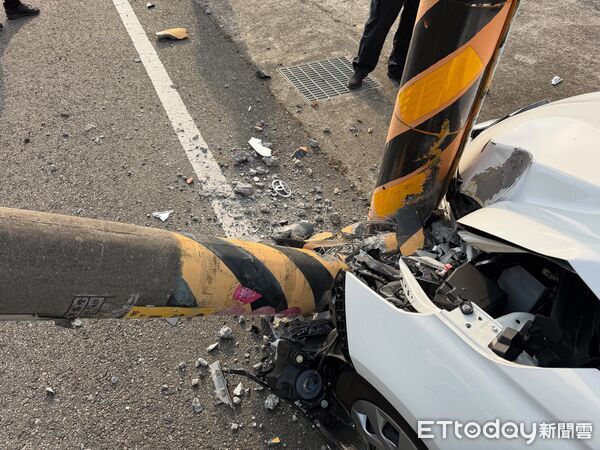 ▲▼苗栗獅潭台3線122.4公里小客車自撞電桿，4傷送醫。（圖／記者楊永盛翻攝）