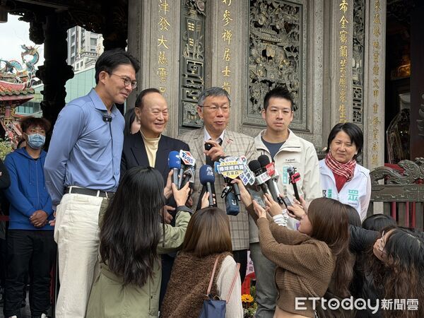 ▲▼柯文哲、黃國昌萬華龍山寺初三參拜。（圖／記者陳家祥攝）