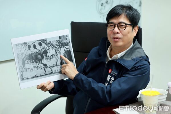 ▲陳其邁翻出老照片，細數高中時光            。（圖／記者吳奕靖翻攝）