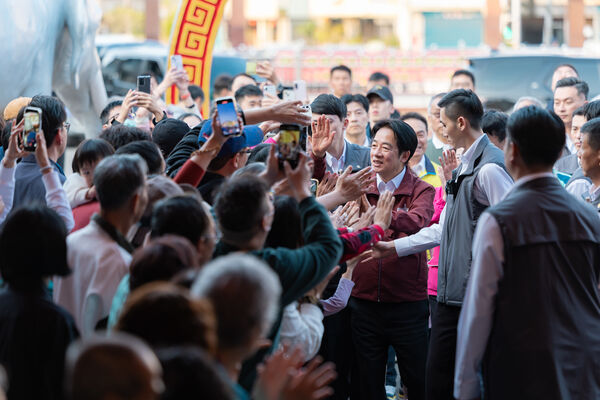 ▲▼總統賴清德春節積極參拜宮廟，發放福袋。（圖／總統府提供）