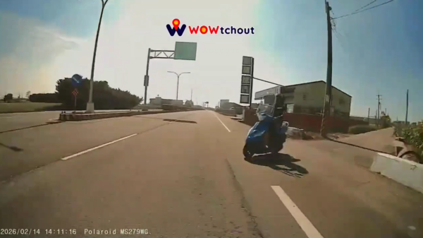 ▲▼雲林土庫情人節車禍，22歲男擦撞無照阿伯，慘飛墜水溝。（圖／翻攝WoWtchout）