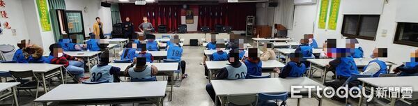 ▲台南市警三分局破獲安南區天九牌職業賭場，查獲賭資、賭具及主持人、賭客共32人帶回偵辦。（記者林東良翻攝，下同）