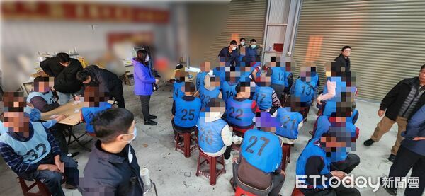 ▲台南市警三分局破獲安南區天九牌職業賭場，查獲賭資、賭具及主持人、賭客共32人帶回偵辦。（記者林東良翻攝，下同）